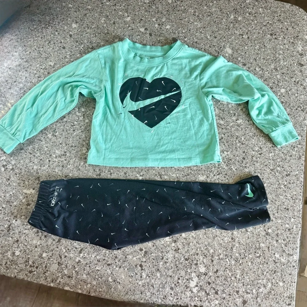 Nike l Little Girl Size Small (4Y-5Y) l Long Sleeve T-Shirt & Matching Leggings - Picture 2 of 7